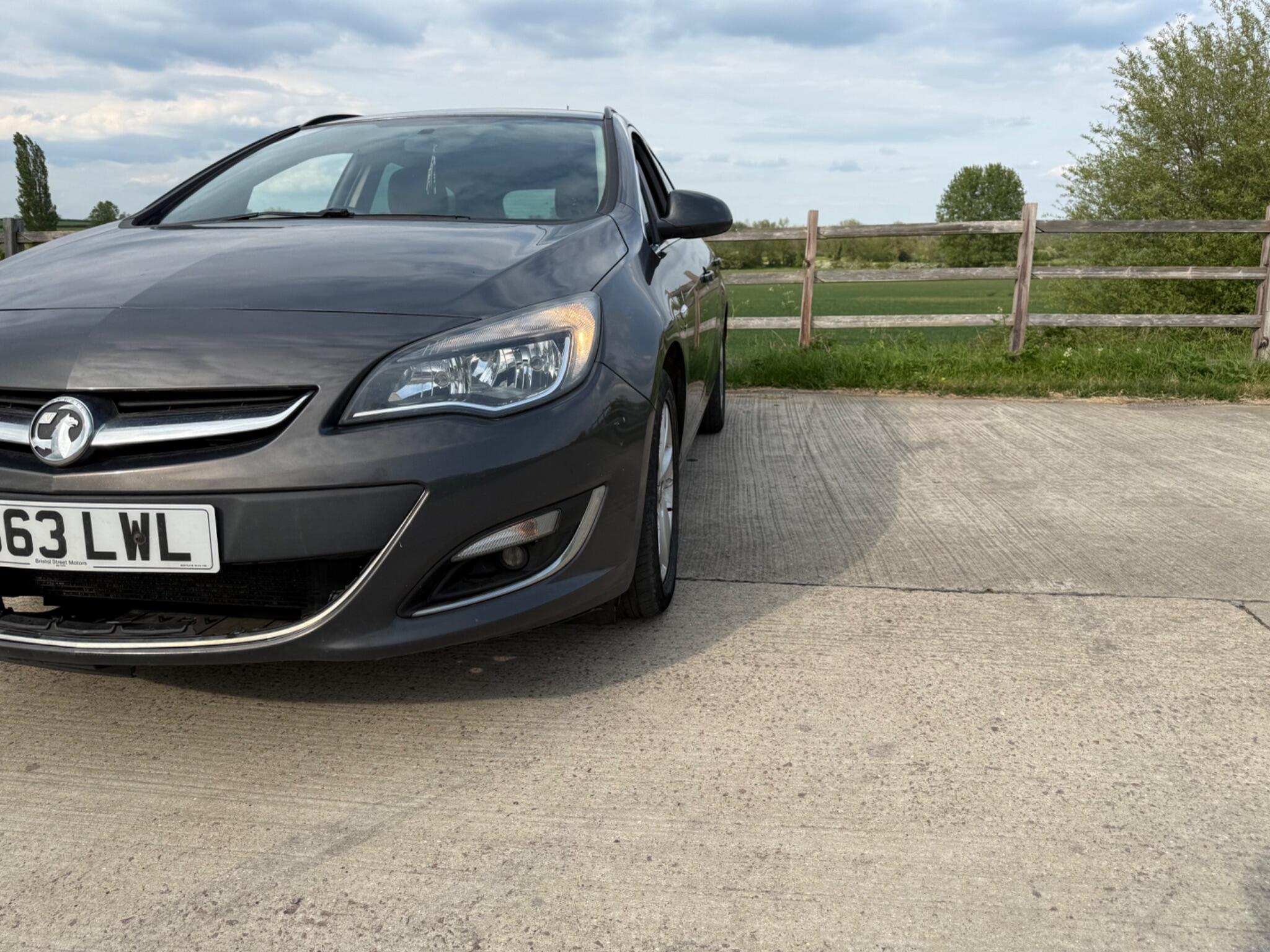 Vauxhall Astra 1.7 CDTi ecoFLEX SRi Sports Tourer Euro 5 5dr — photo 47 of 86